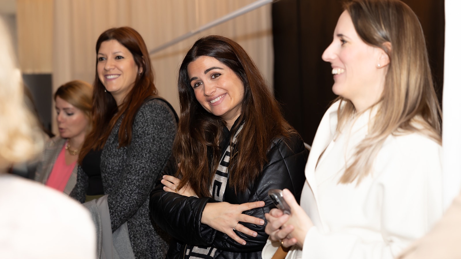 Marta de la Rica y los eventos exclusivos del club premium IDE  Los eventos presenciales del Club Premium de Interioristas y Arquitectos IDE son experiencias diseñadas para inspirar, conectar y transformar carreras. Entre ellos, destaca la reciente visita al estudio de Marta de la Rica, un referente en el diseño de interiores en España. Este evento exclusivo permitió a los asistentes adentrarse en su proceso creativo, conocer su espacio de trabajo y aprender directamente de una de las grandes figuras del sector.