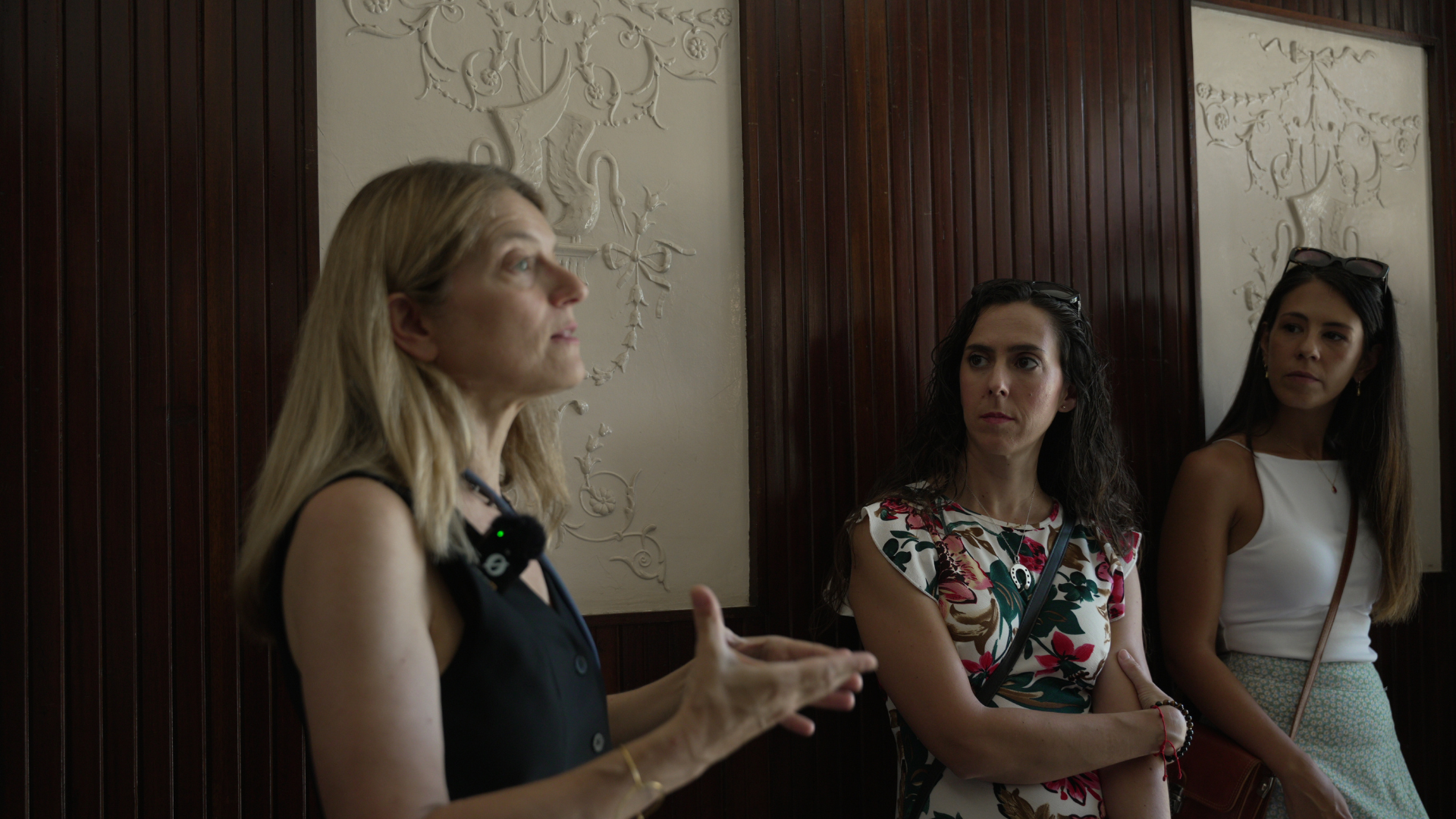 Profesionales del diseño de interiores conectando durante el evento