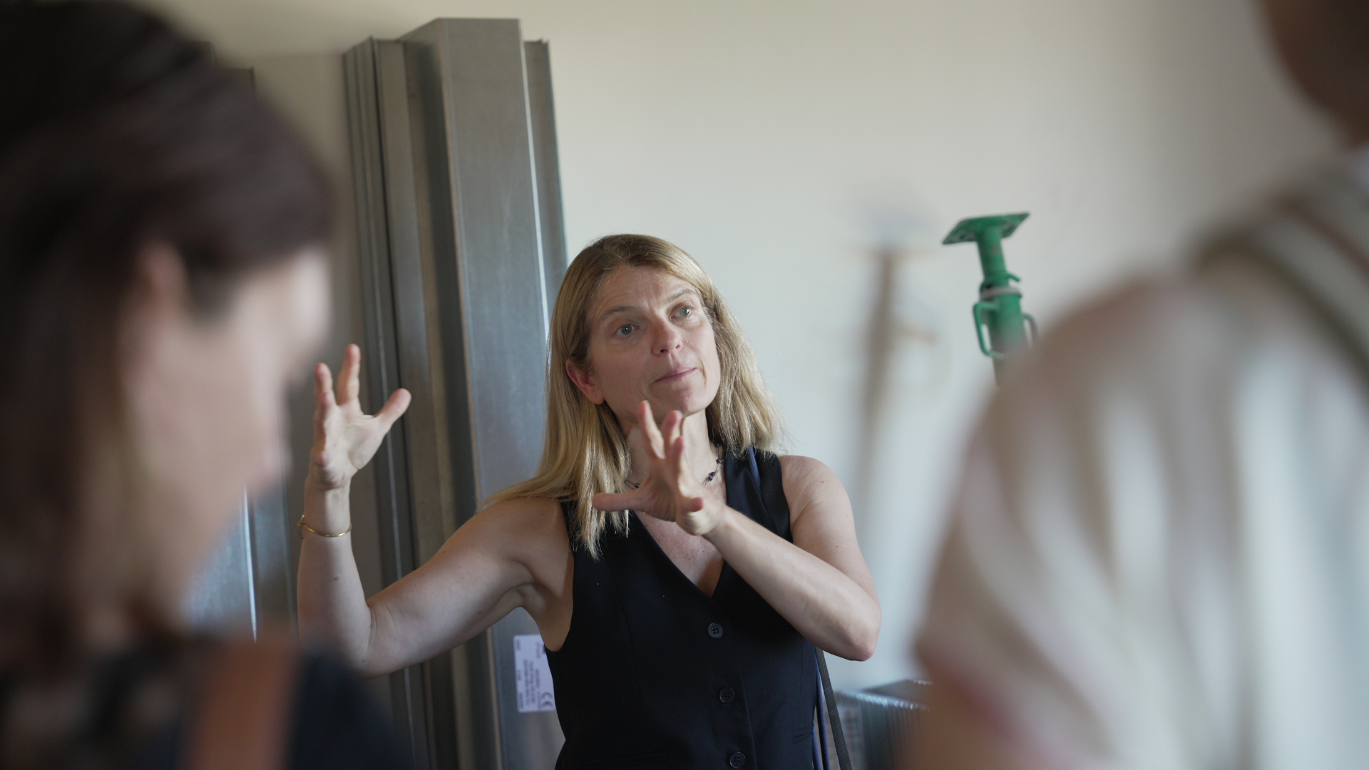 Patricia Lizalde discutiendo las últimas tendencias en diseño de interiores