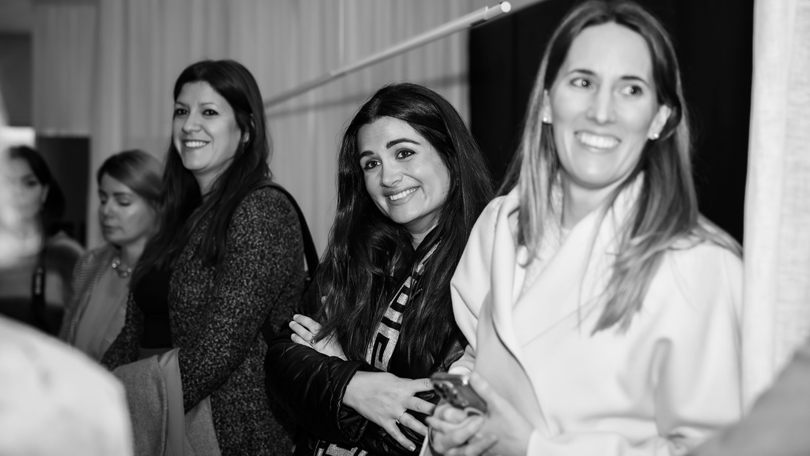 Marta de la Rica y los eventos exclusivos del club premium IDE  Los eventos presenciales del Club Premium de Interioristas y Arquitectos IDE son experiencias diseñadas para inspirar, conectar y transformar carreras. Entre ellos, destaca la reciente visita al estudio de Marta de la Rica, un referente en el diseño de interiores en España. Este evento exclusivo permitió a los asistentes adentrarse en su proceso creativo, conocer su espacio de trabajo y aprender directamente de una de las grandes figuras del sector.