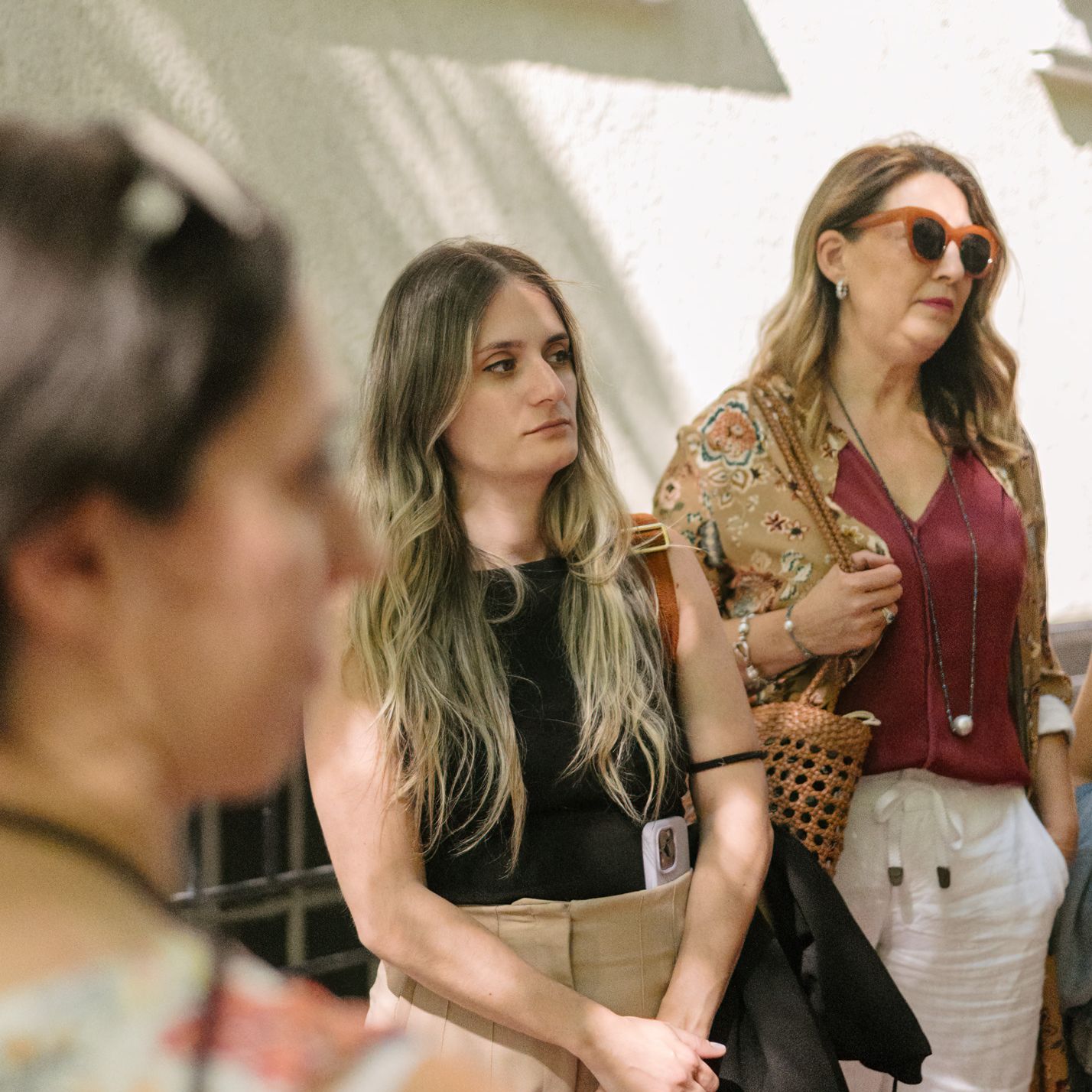 Profesionales del diseño de interiores conectando durante el evento
