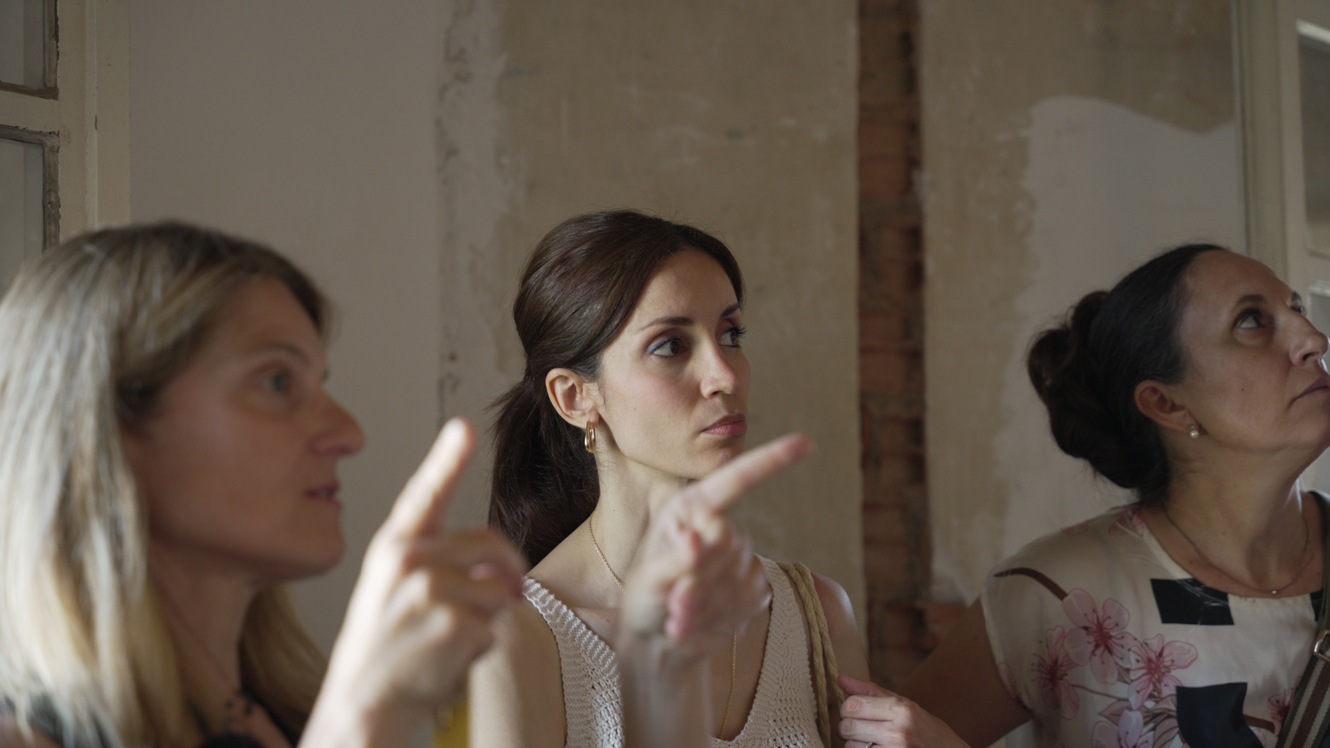 Patricia Lizalde discutiendo las últimas tendencias en diseño de interiores