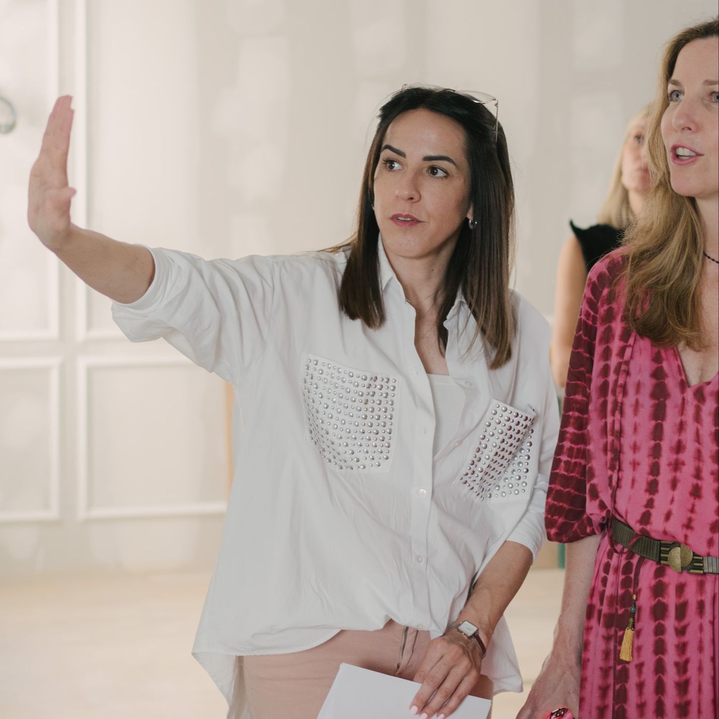 Patricia Lizalde discutiendo las últimas tendencias en diseño de interiores