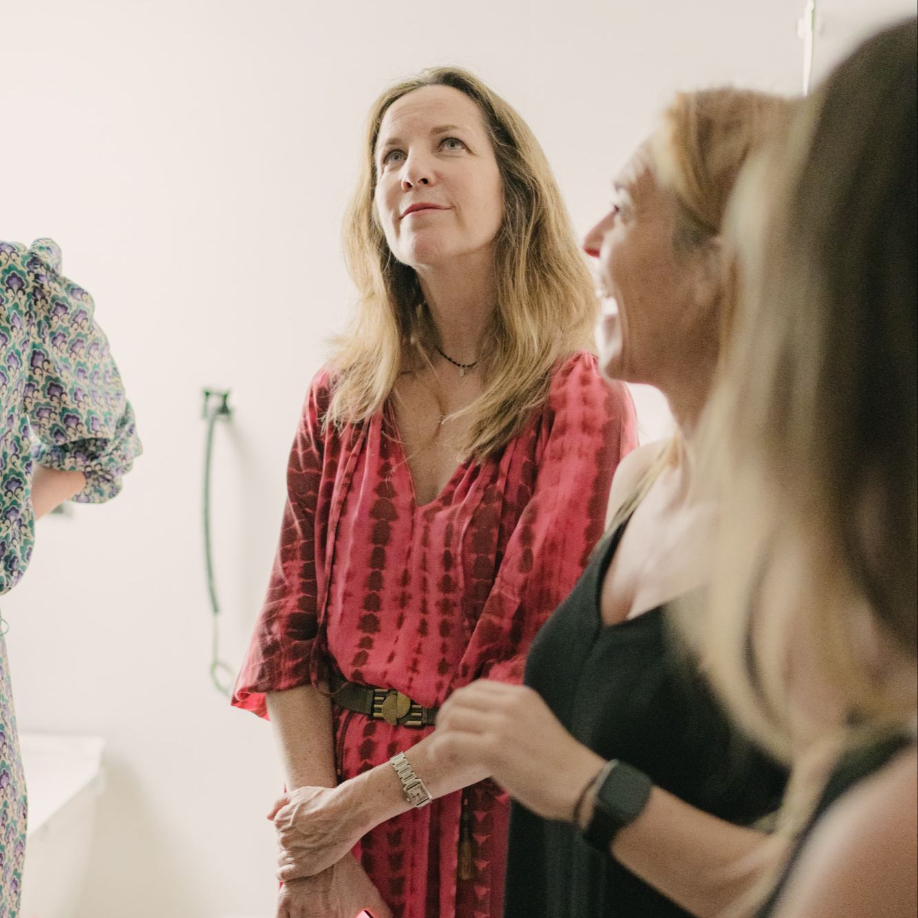 Patricia Lizalde discutiendo las últimas tendencias en diseño de interiores