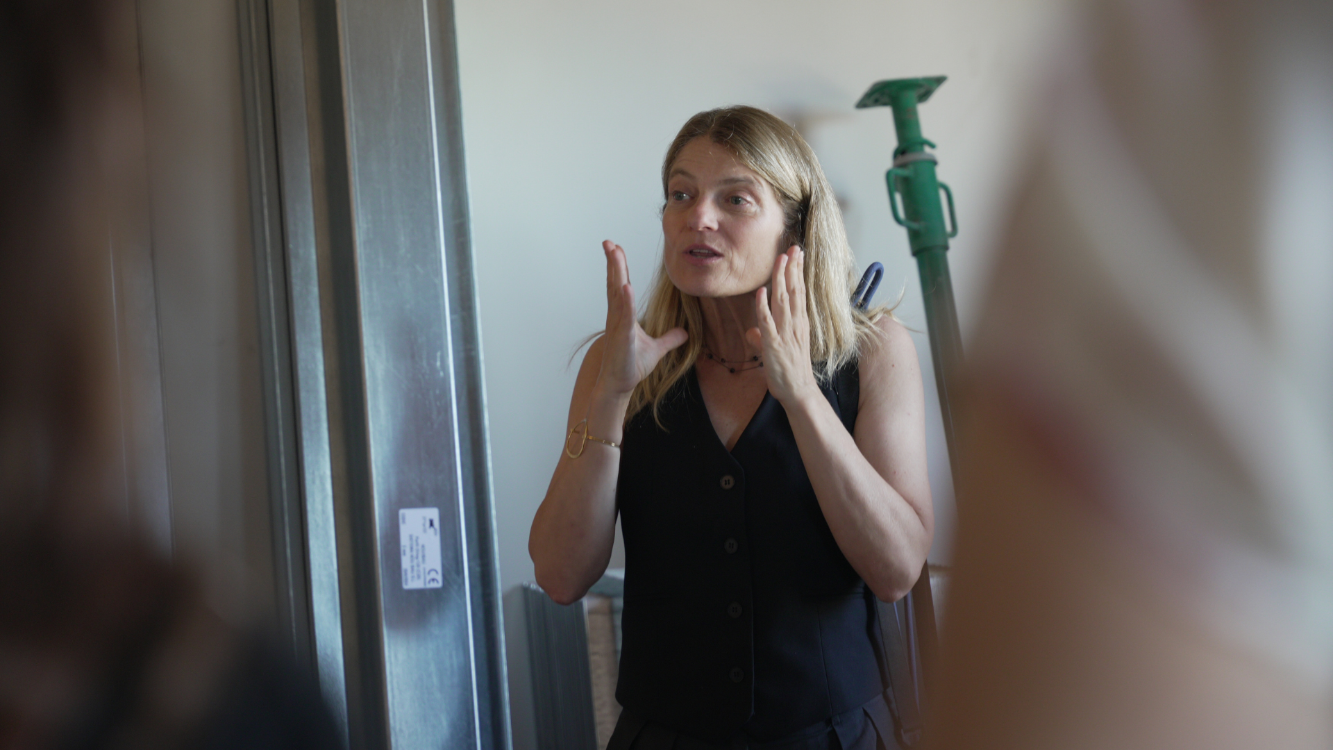 Patricia Lizalde discutiendo las últimas tendencias en diseño de interiores