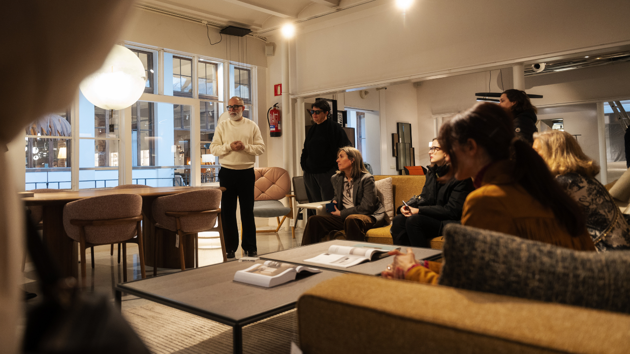 Marta de la Rica y los eventos exclusivos del club premium IDE Los eventos presenciales del Club Premium de Interioristas y Arquitectos IDE son experiencias diseñadas para inspirar, conectar y transformar carreras. Entre ellos, destaca la reciente visita al estudio de Marta de la Rica, un referente en el diseño de interiores en España. Este evento exclusivo permitió a los asistentes adentrarse en su proceso creativo, conocer su espacio de trabajo y aprender directamente de una de las grandes figuras del sector.