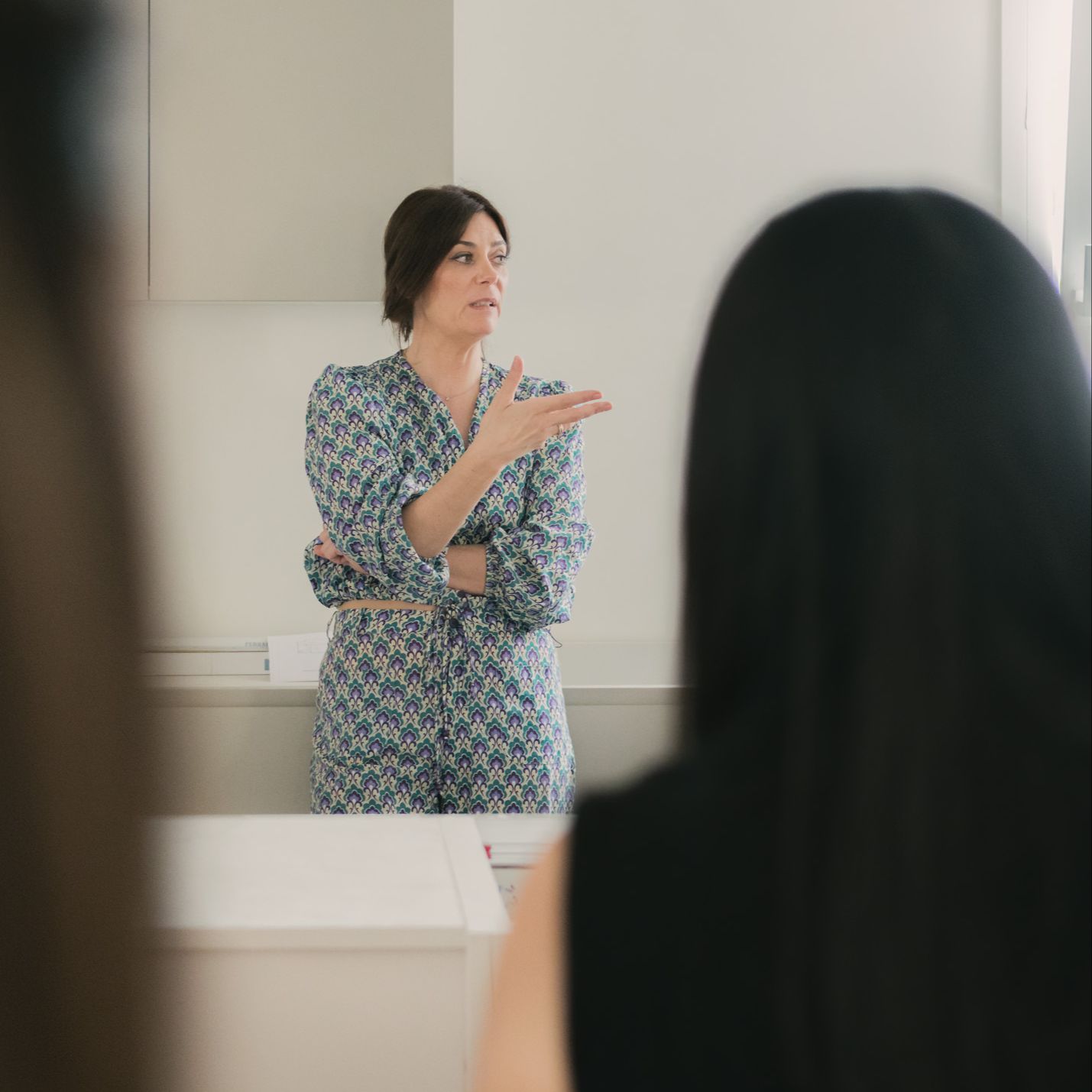 Patricia Lizalde discutiendo las últimas tendencias en diseño de interiores