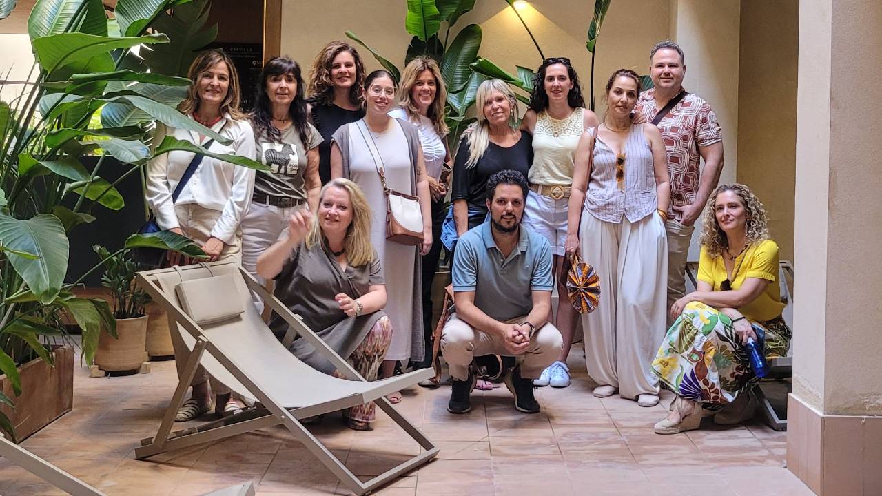 Patricia Lizalde enseñando a los asistentes durante la visita de obra