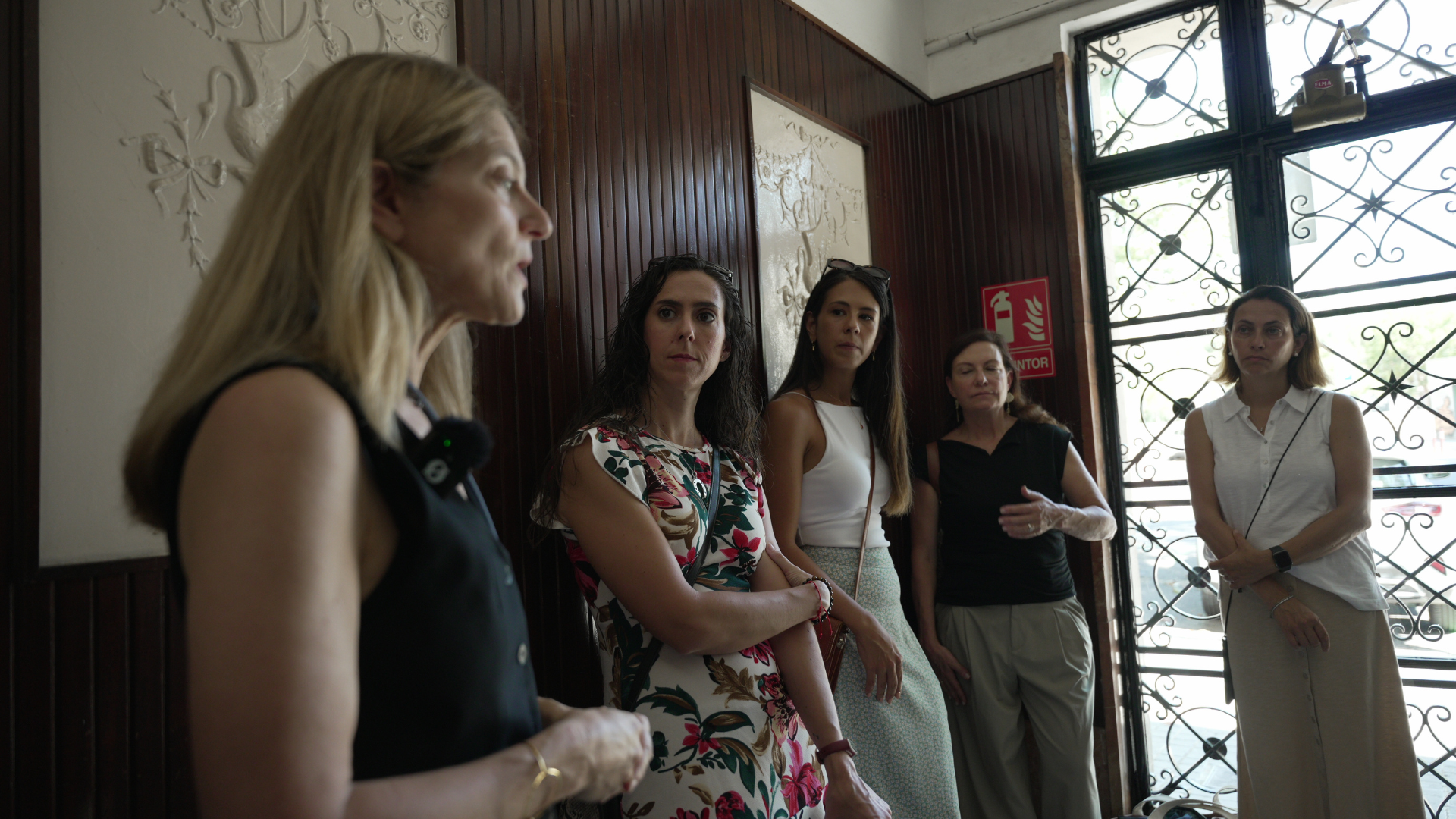 Profesionales del diseño de interiores conectando durante el evento