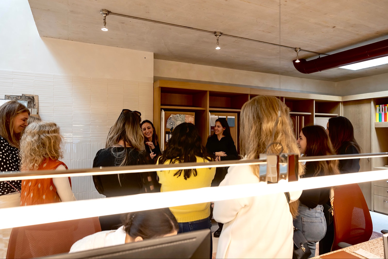 Marta de la Rica y los eventos exclusivos del club premium IDE Los eventos presenciales del Club Premium de Interioristas y Arquitectos IDE son experiencias diseñadas para inspirar, conectar y transformar carreras. Entre ellos, destaca la reciente visita al estudio de Marta de la Rica, un referente en el diseño de interiores en España. Este evento exclusivo permitió a los asistentes adentrarse en su proceso creativo, conocer su espacio de trabajo y aprender directamente de una de las grandes figuras del sector.