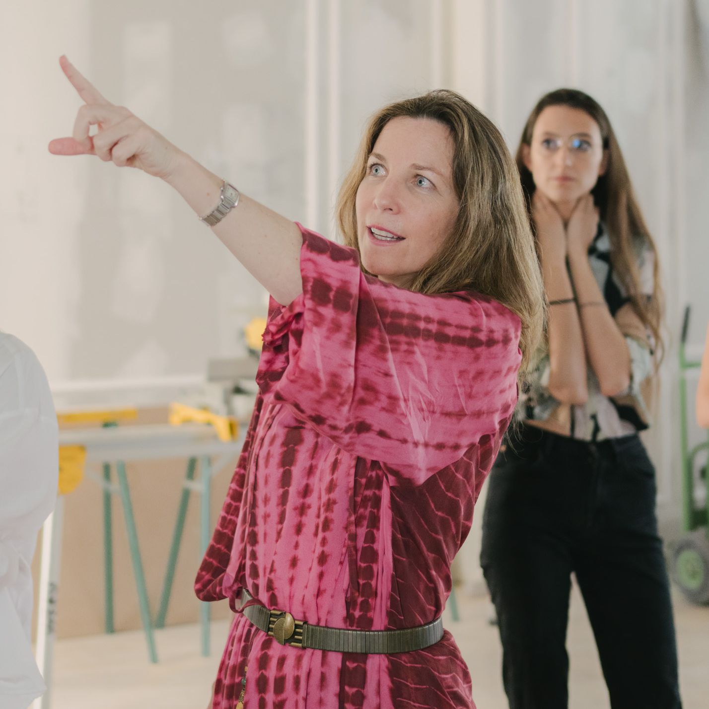 Patricia Lizalde discutiendo las últimas tendencias en diseño de interiores