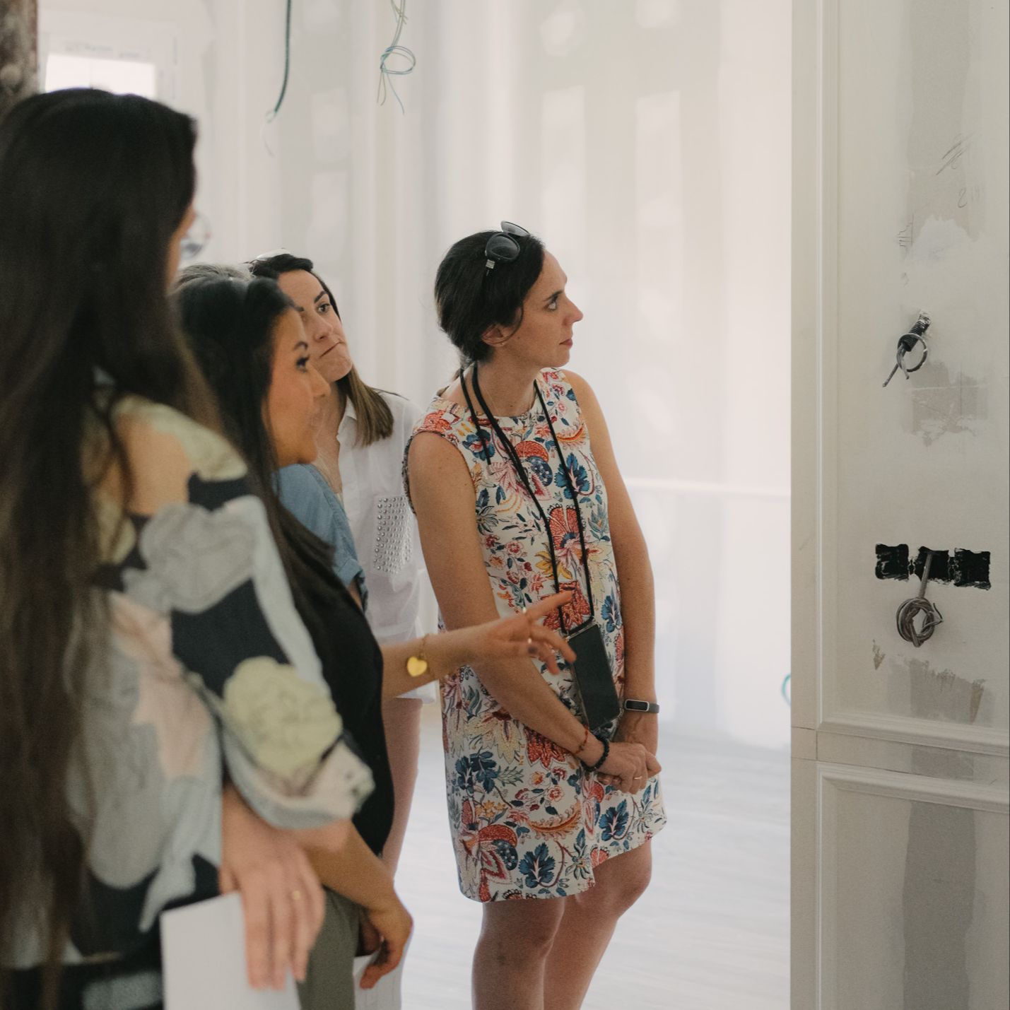 Patricia Lizalde discutiendo las últimas tendencias en diseño de interiores