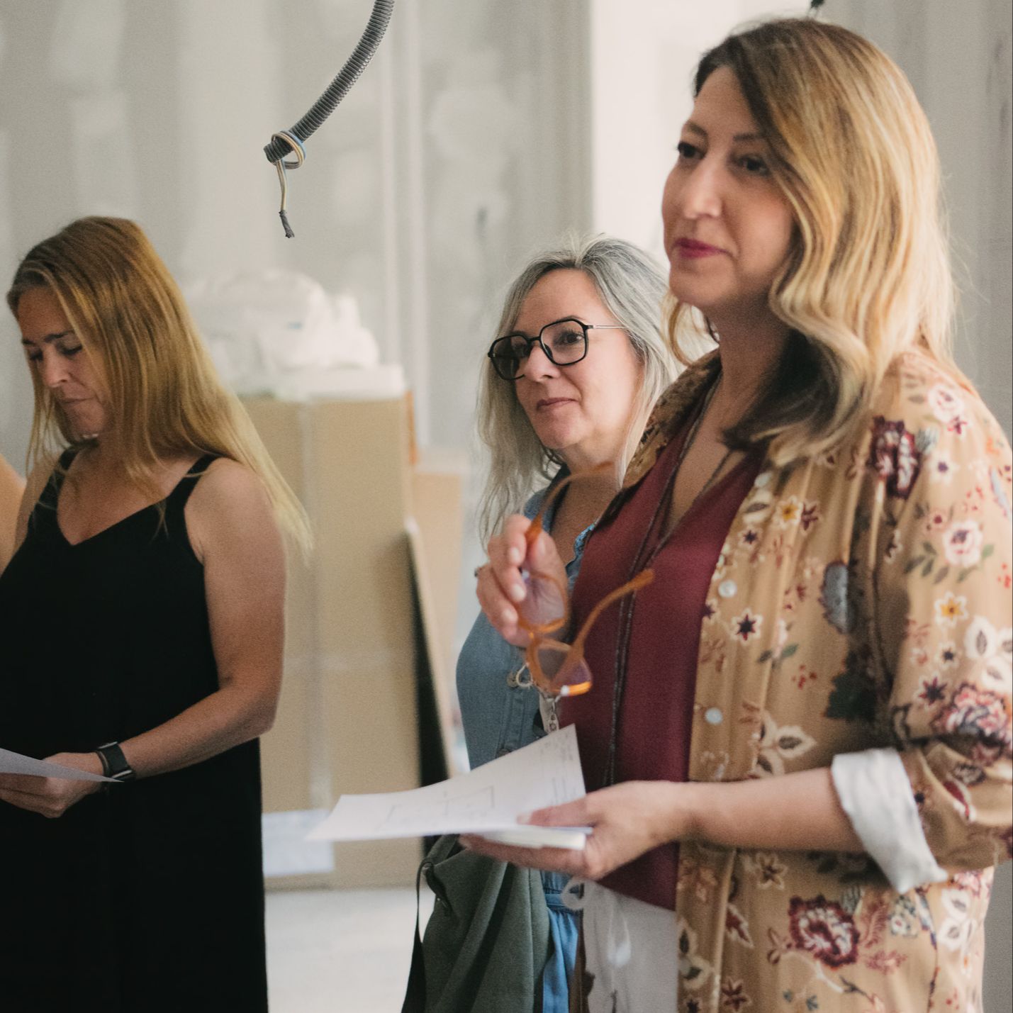 Patricia Lizalde discutiendo las últimas tendencias en diseño de interiores