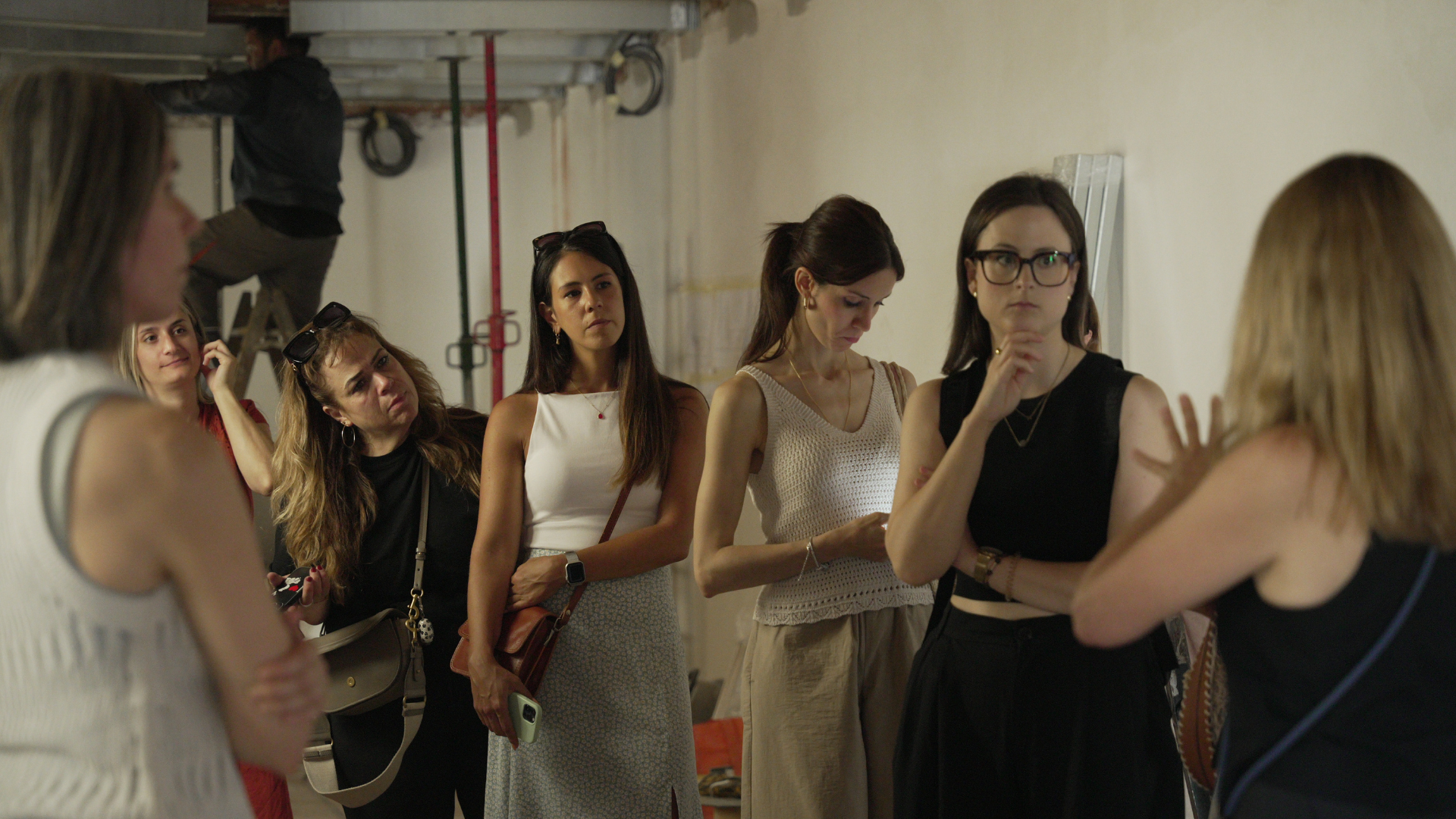 Patricia Lizalde discutiendo las últimas tendencias en diseño de interiores