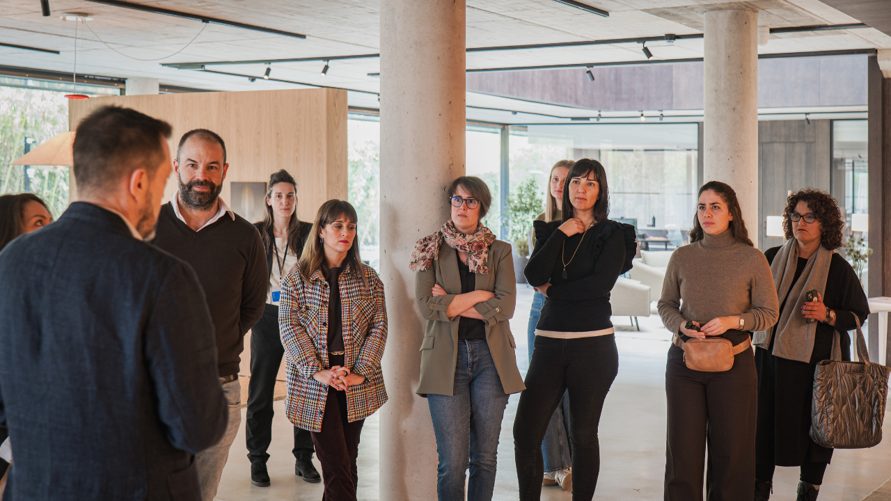 Marta de la Rica y los eventos exclusivos del club premium IDE Los eventos presenciales del Club Premium de Interioristas y Arquitectos IDE son experiencias diseñadas para inspirar, conectar y transformar carreras. Entre ellos, destaca la reciente visita al estudio de Marta de la Rica, un referente en el diseño de interiores en España. Este evento exclusivo permitió a los asistentes adentrarse en su proceso creativo, conocer su espacio de trabajo y aprender directamente de una de las grandes figuras del sector.