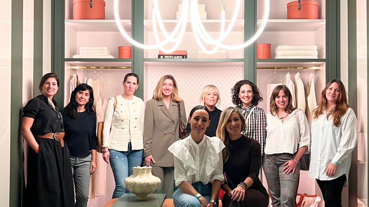 Interioristas y arquitectos recorriendo los espacios innovadores de Marbella Design & Art 2024.