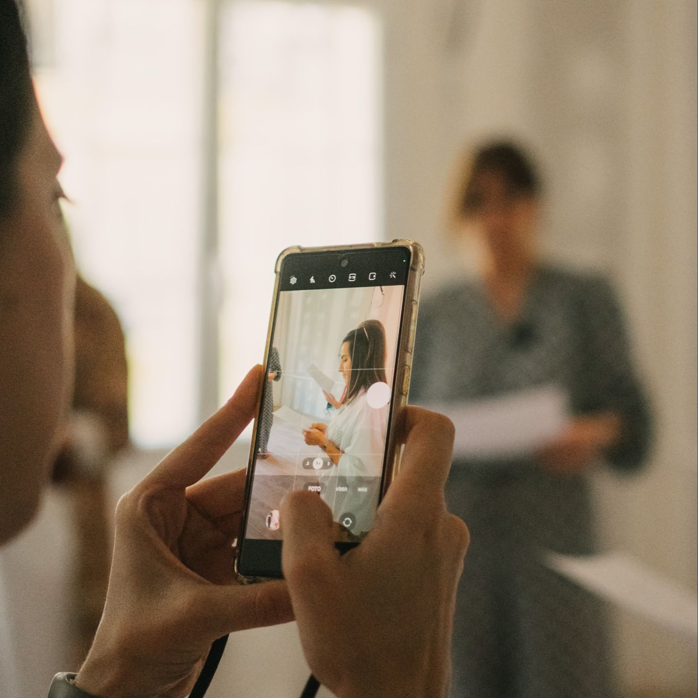 Patricia Lizalde discutiendo las últimas tendencias en diseño de interiores