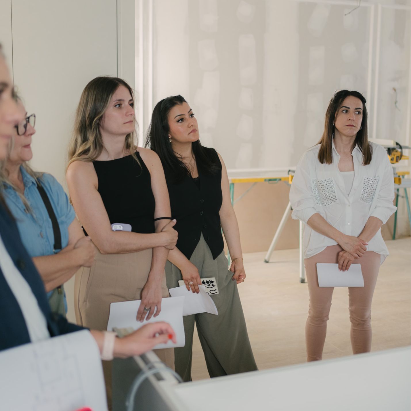 Patricia Lizalde discutiendo las últimas tendencias en diseño de interiores