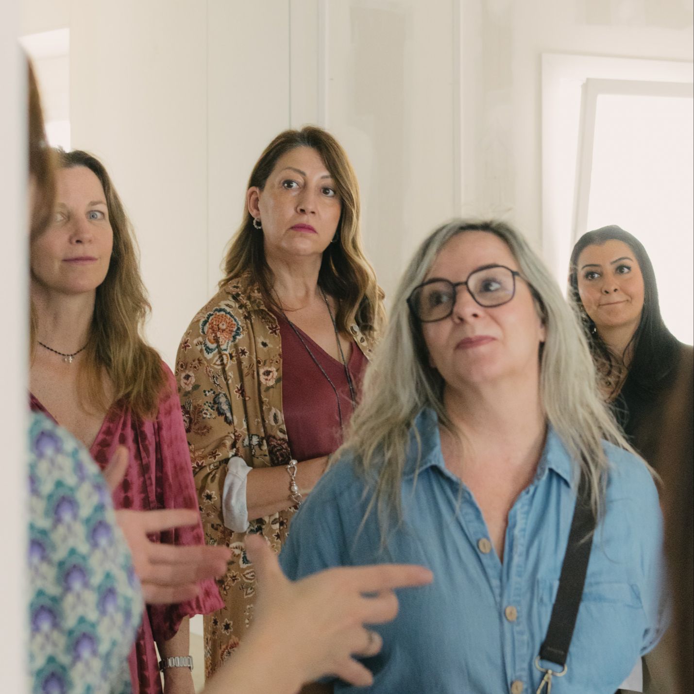Patricia Lizalde discutiendo las últimas tendencias en diseño de interiores