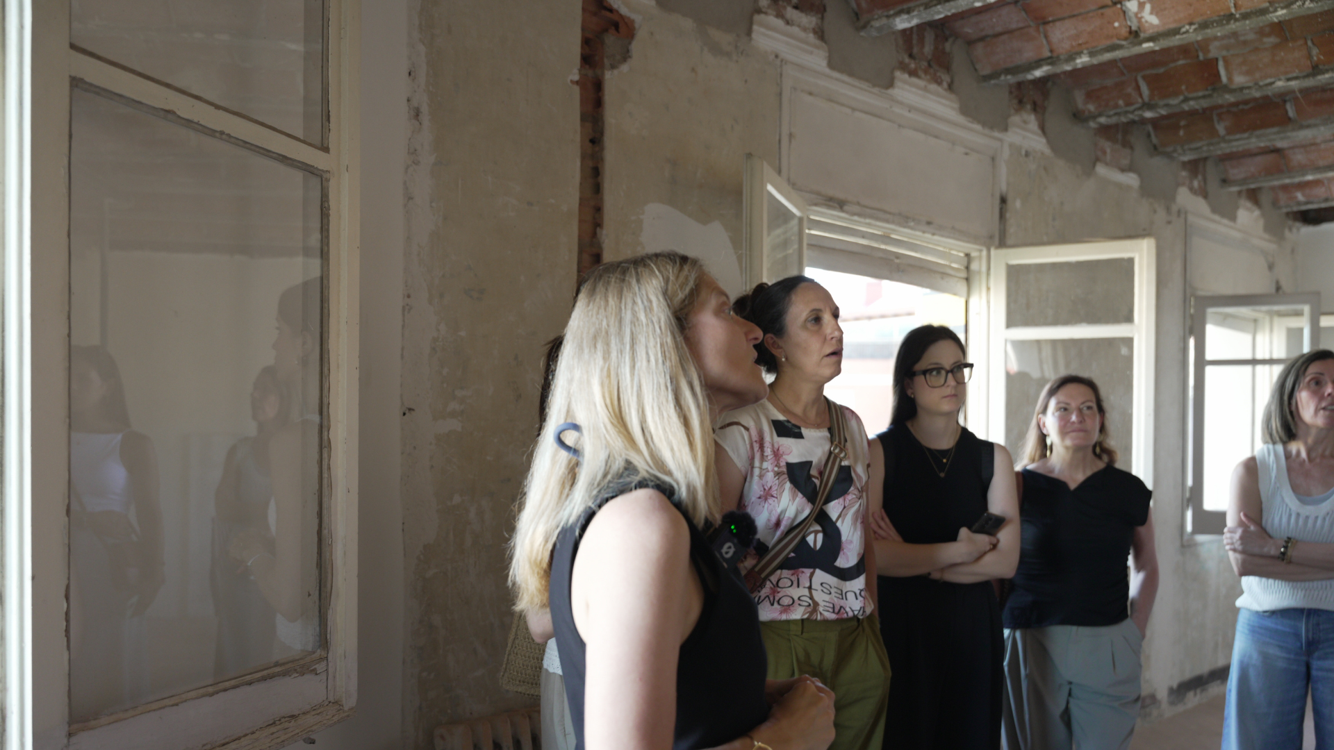 Patricia Lizalde discutiendo las últimas tendencias en diseño de interiores