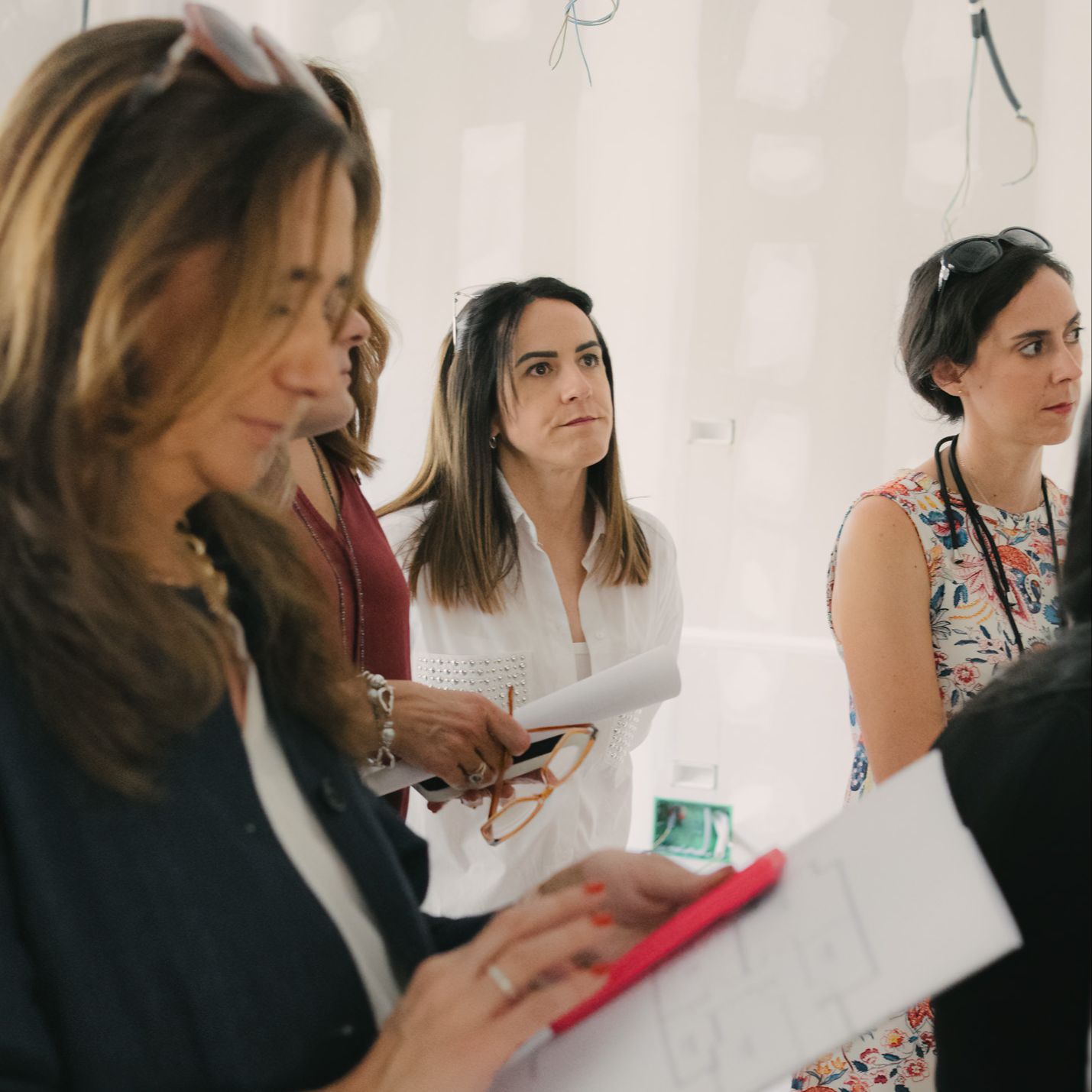 Patricia Lizalde discutiendo las últimas tendencias en diseño de interiores