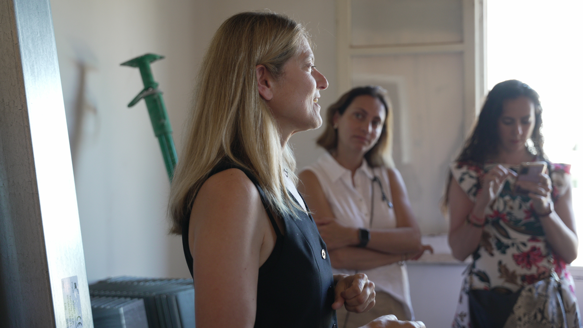 Patricia Lizalde discutiendo las últimas tendencias en diseño de interiores