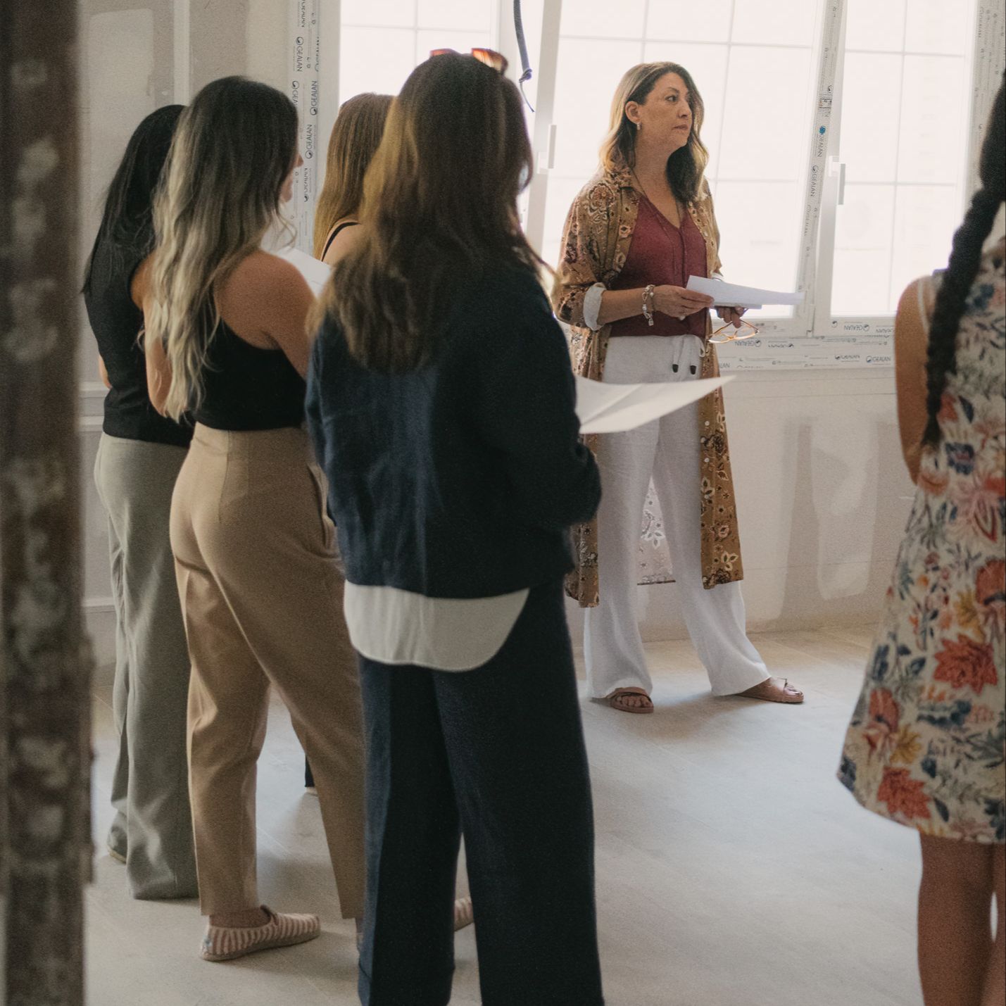 Patricia Lizalde discutiendo las últimas tendencias en diseño de interiores