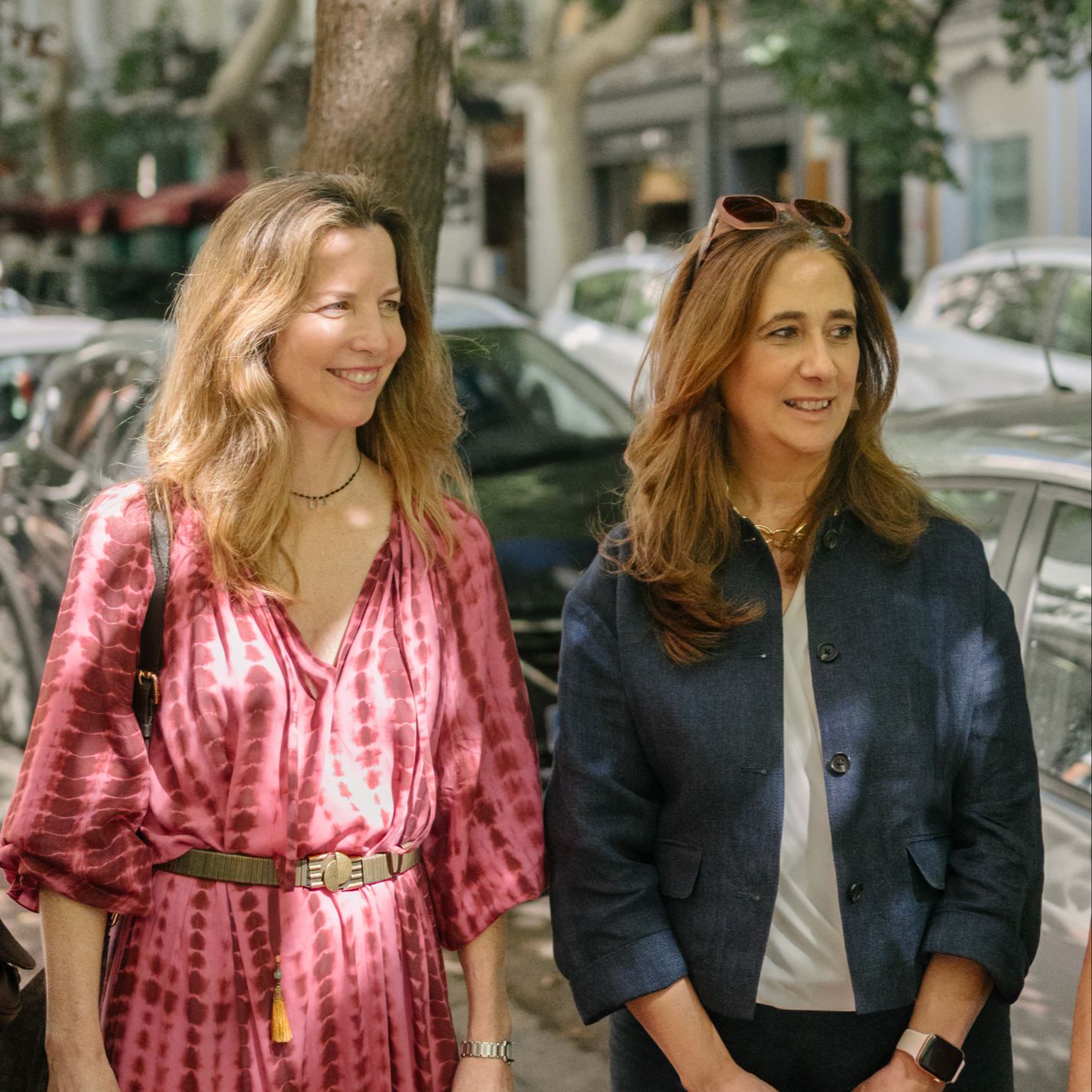 Profesionales del diseño de interiores conectando durante el evento