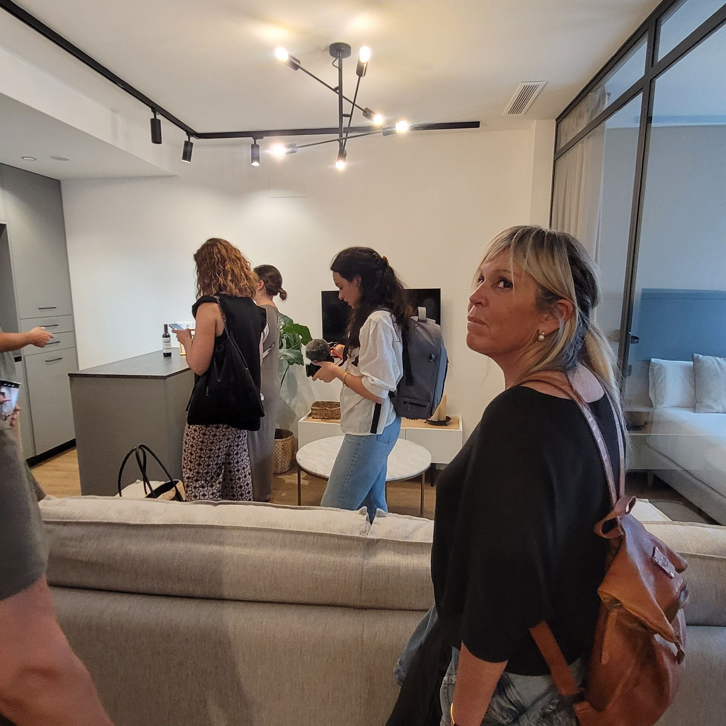 Patricia Lizalde discutiendo las últimas tendencias en diseño de interiores