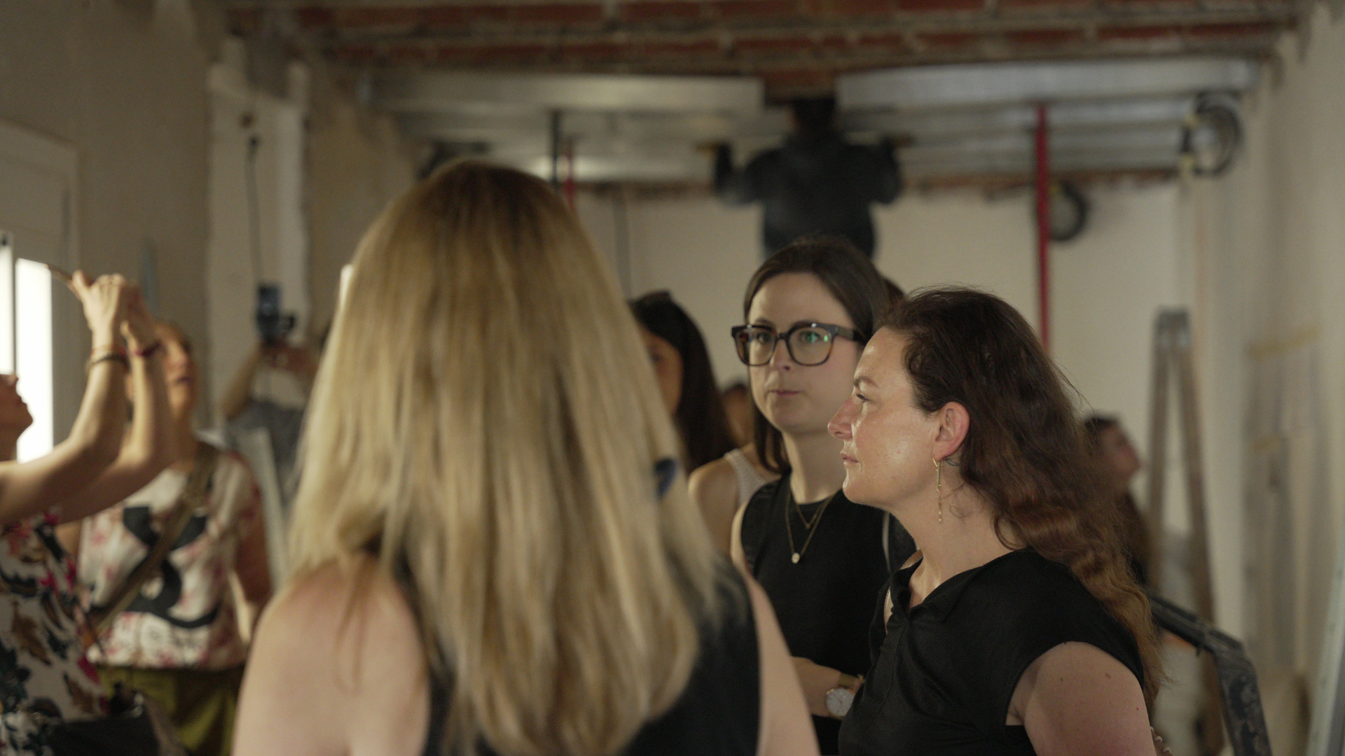 Patricia Lizalde discutiendo las últimas tendencias en diseño de interiores