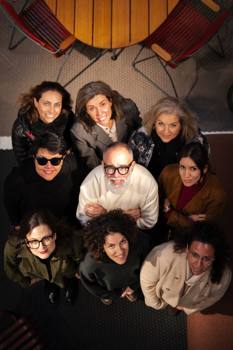 Marta de la Rica y los eventos exclusivos del club premium IDE Los eventos presenciales del Club Premium de Interioristas y Arquitectos IDE son experiencias diseñadas para inspirar, conectar y transformar carreras. Entre ellos, destaca la reciente visita al estudio de Marta de la Rica, un referente en el diseño de interiores en España. Este evento exclusivo permitió a los asistentes adentrarse en su proceso creativo, conocer su espacio de trabajo y aprender directamente de una de las grandes figuras del sector.
