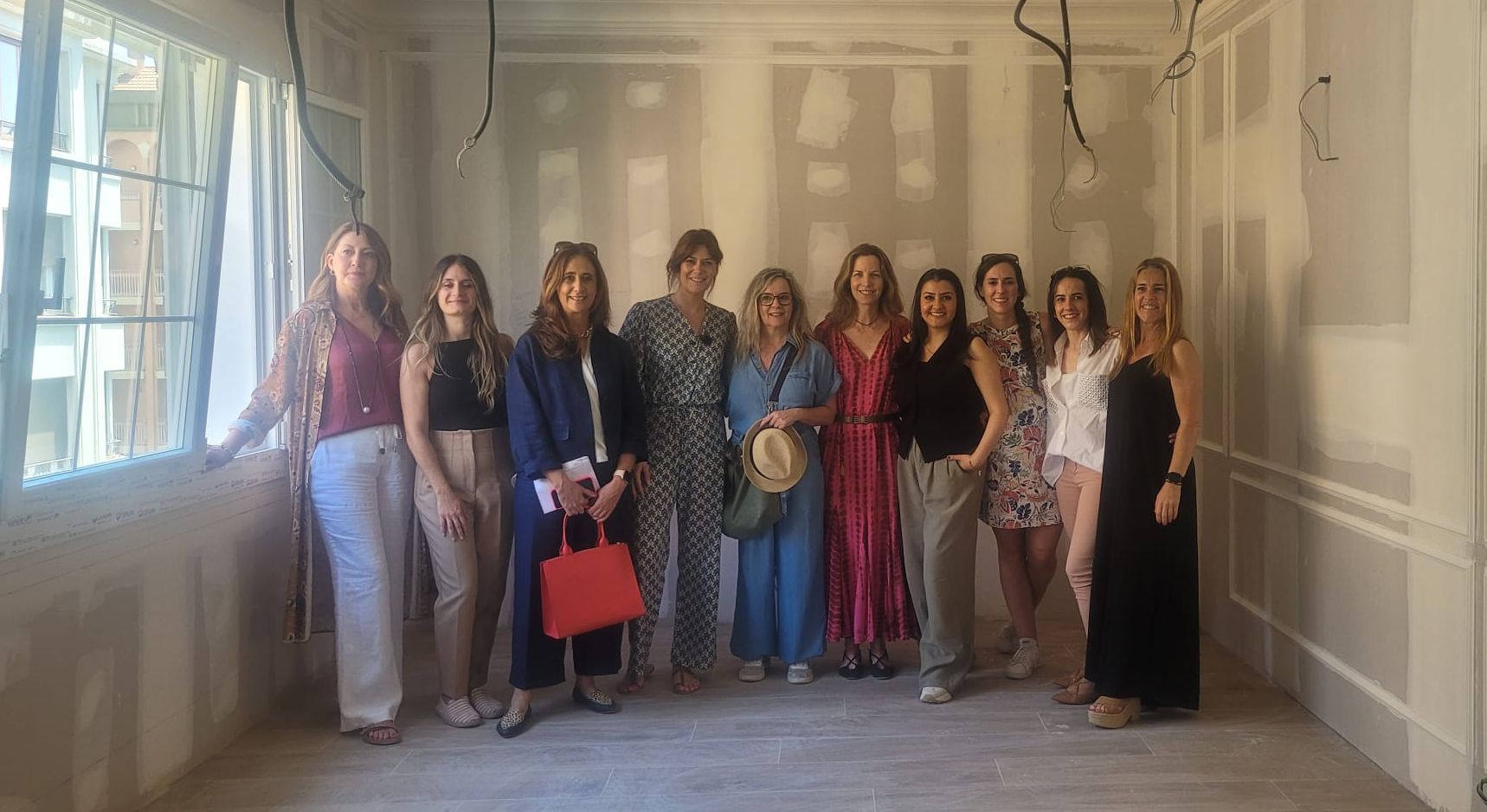 Patricia Lizalde enseñando a los asistentes durante la visita de obra