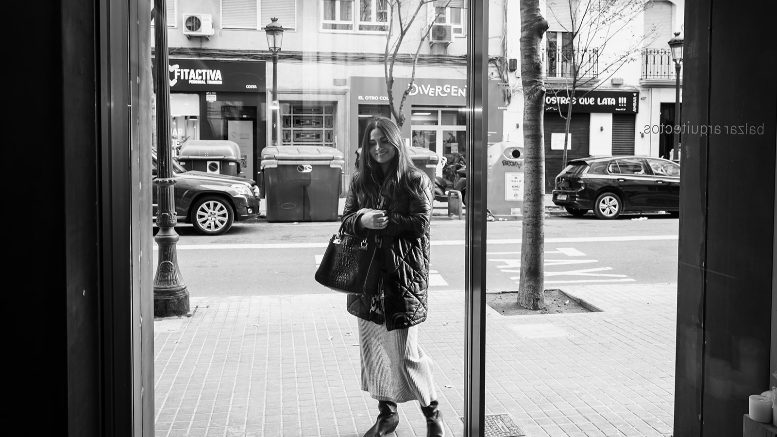 Marta de la Rica y los eventos exclusivos del club premium IDE  Los eventos presenciales del Club Premium de Interioristas y Arquitectos IDE son experiencias diseñadas para inspirar, conectar y transformar carreras. Entre ellos, destaca la reciente visita al estudio de Marta de la Rica, un referente en el diseño de interiores en España. Este evento exclusivo permitió a los asistentes adentrarse en su proceso creativo, conocer su espacio de trabajo y aprender directamente de una de las grandes figuras del sector.