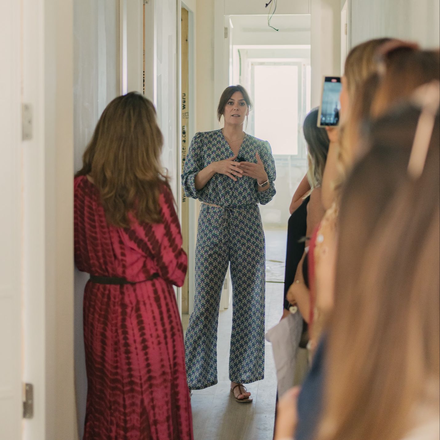 Patricia Lizalde discutiendo las últimas tendencias en diseño de interiores